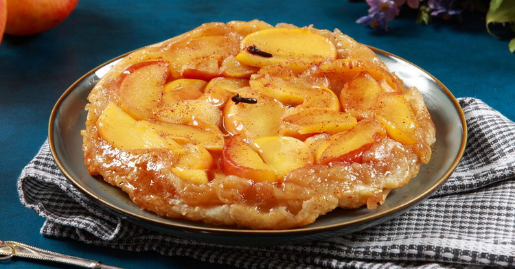 Image of 7️⃣ Le grand renversé (avec gants !).Attends 3–5 min (pas plus, sinon le caramel fige). Pose l’assiette chaude sur la poêle, retourne d’un geste sûr (à deux si besoin). Laisse retomber les pommes et le sirop. Applaudissements. 🙌
