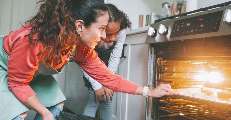 Image of 6️⃣ Au four.Enfourne 30–35 min à 190 °C jusqu’à pâte...