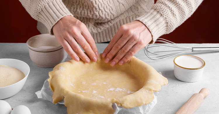 Image of 1️⃣ Pâte & pré-cuissonPréchauffe le four à 180 °C (chaleur tournante).Fonce le moule beurré avec la pâte, pique le fond.(Option anti-détrempe) Étale un voile de moutarde, puis saupoudre semoule/poudre d’amande.Cuisson à blanc : couvre de papier cuisson + billes, 12...