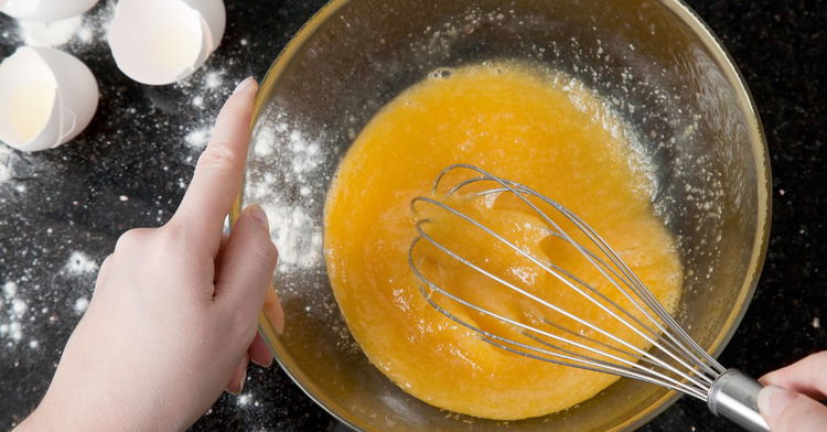 Image of 3️⃣ Appareil crémeuxFouette œufs + crème + lait, sel (léger,...