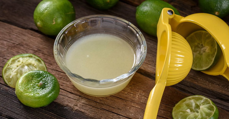 Image of 2️⃣ Infuse le citronMélange jus + zestes, laisse infuser 10 min (plus d’arôme, moins d’amertume). Filtre si tu veux une crème ultra-lisse.