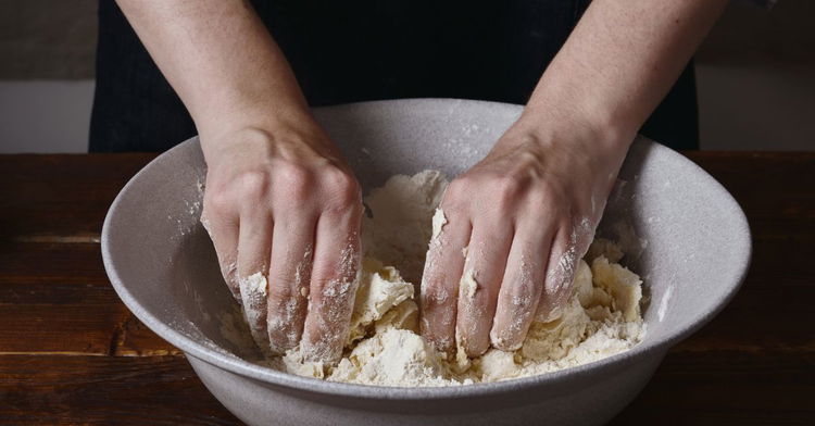 Image of 1️⃣ Pâte & repos.Sable farine + beurre + sel, ajoute...