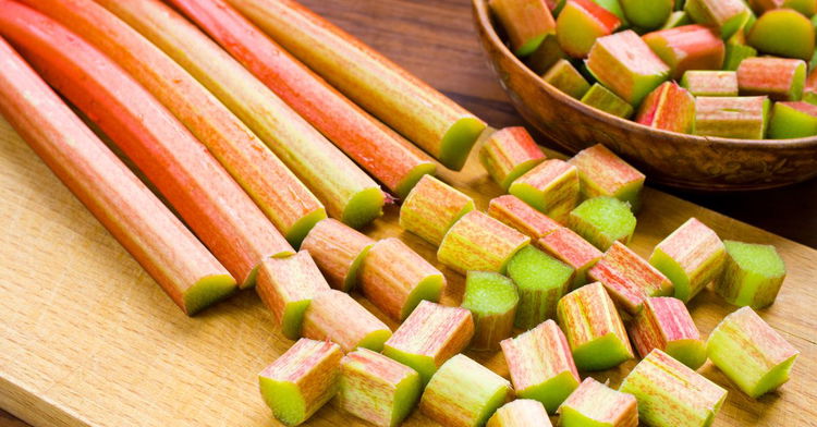 Image of 2️⃣ Rhubarbe : dégorger = clé croustillant.Épluche légèrement si les...