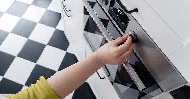 Image of 3️⃣ Foncer & cuisson à blanc.Préchauffe le four à 180...