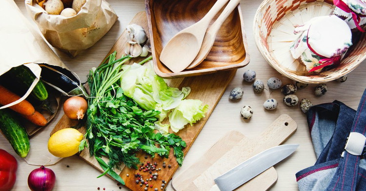 Image of 3️⃣ Garnitures.Répartis dans le moule les légumes bien essorés et la protéine choisie (jambon/lardons/…).