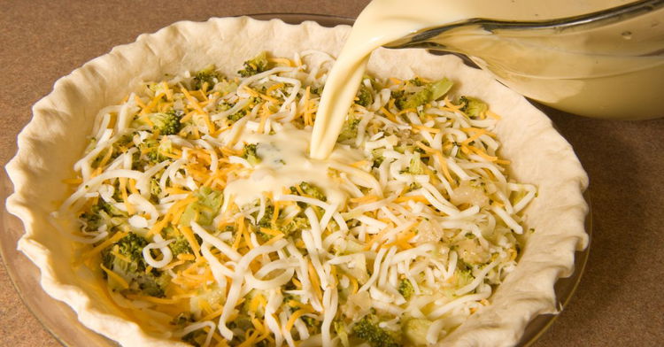 Image of 4️⃣ Verse & égalise.Verse l’appareil sur les garnitures. Tapote légèrement...