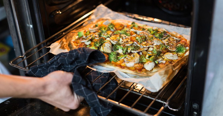 Image of 5️⃣ Cuisson.35–40 min à 180 °C jusqu’à dorure et centre pris (la lame ressort humide mais nette). Laisse reposer 10 min avant de trancher — la mie se stabilise.