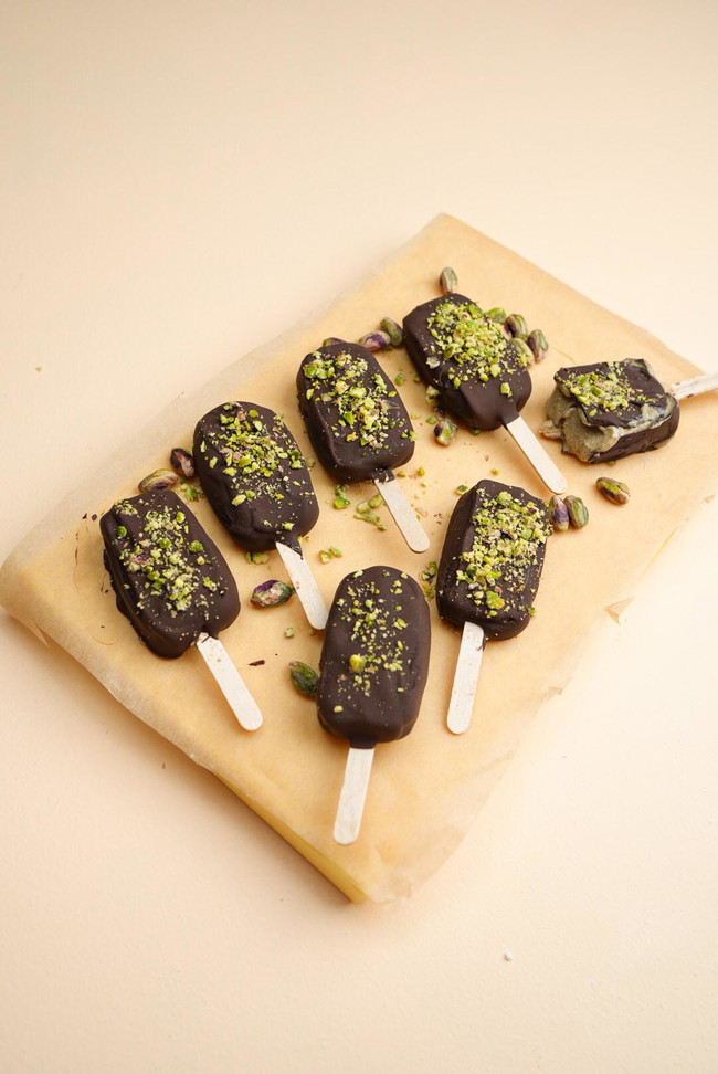 Image of Pistageglass med mörk choklad
