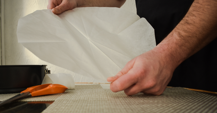 Image of 2️⃣ Cuisson à blanc (recommandée).Couvre de papier + billes. 12 min, retire les billes et poursuis 3–5 min jusqu’à légèrement doré. Laisse tiédir sur grille. 🛡️