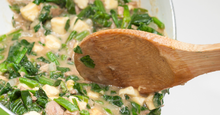 Image of 5️⃣ Montage.Sur le fond tiédi : oignon → thon →...