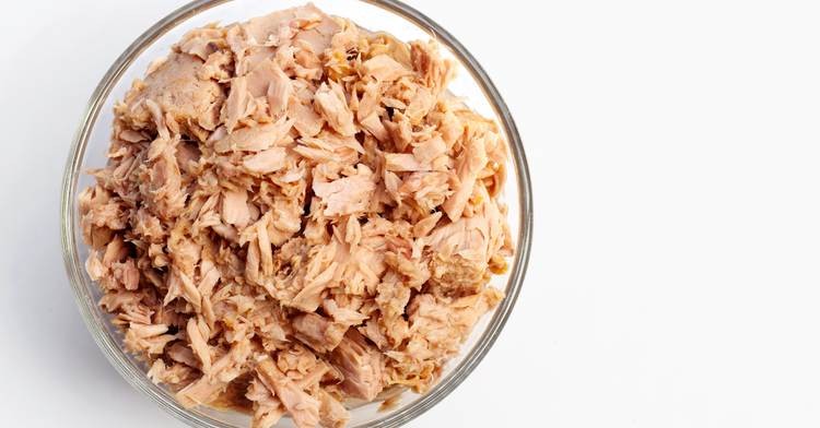 Image of 3️⃣ Garniture.Égoutte le thon à fond, émiette. Fais fondre l’oignon...