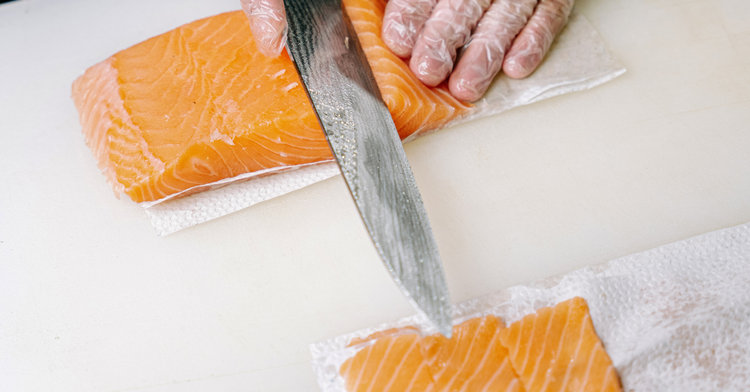 Image of 3️⃣ Prépare le saumon.Frais : coupe en dés de 2 cm, sale/poivre léger, zeste de citron.Fumé : coupe en lanières (ne sale presque pas l’appareil).