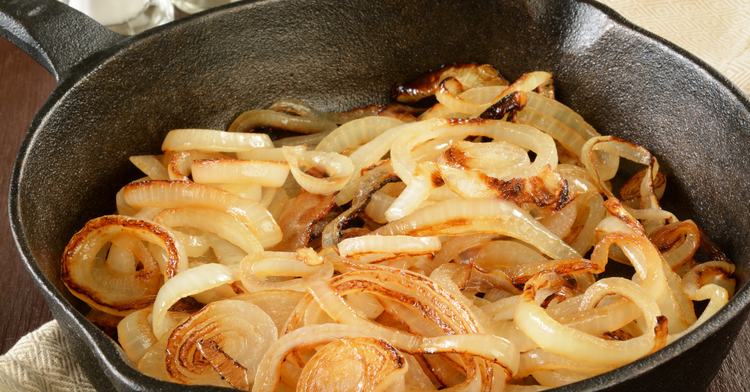 Image of 4️⃣ Fondre l’oignon & (option) épinards.Poêle, filet d’huile : oignon...