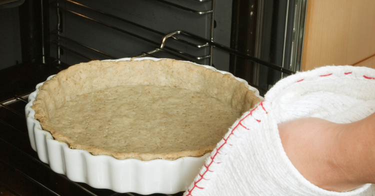 Image of 2️⃣ Cuisson à blanc (recommandée).Papier cuisson + billes. 12–15 min, retire les billes et poursuis 3–5 min jusqu’à légèrement doré. Laisse tiédir sur grille. 🛡️