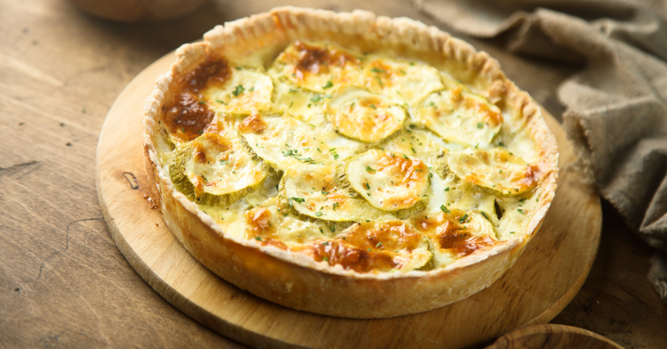 Image of 6️⃣ Cuisson.30–35 min à 180 °C jusqu’à doré et centre pris. (Option miel-thym : à 5 min de la fin, nappe les rondelles de chèvre d’un fin filet de miel, ajoute thym.)Repos 10 min avant de couper ; sers tiède...