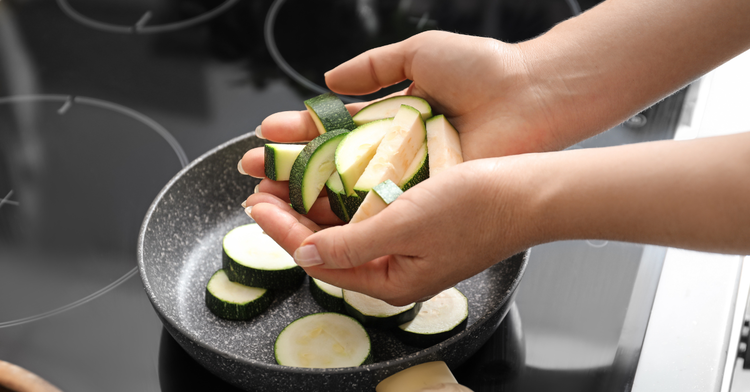 Image of 3️⃣ Courgettes fondantes (clé anti-eau).Poêle large, huile + beurre. Fais revenir l’oignon 2–3 min sans colorer. Ajoute courgettes, sel léger, thym ; feu moyen-vif 8–10 min pour évaporer l’eau et légèrement dorer. Poivre, réserve sur papier p