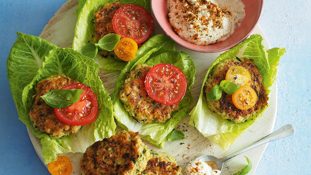Image of Salat-Burger mit Zucchini-Pattys und würzigem Frischkäse-Joghurt-Dip