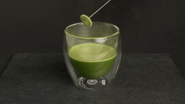 Image of How to make matcha if you don’t have a matcha whisk? If you don’t have a bamboo whisk, you can still make a matcha latte with a metal whisk, milk frother, shaker jar, or even a blender. They can get...