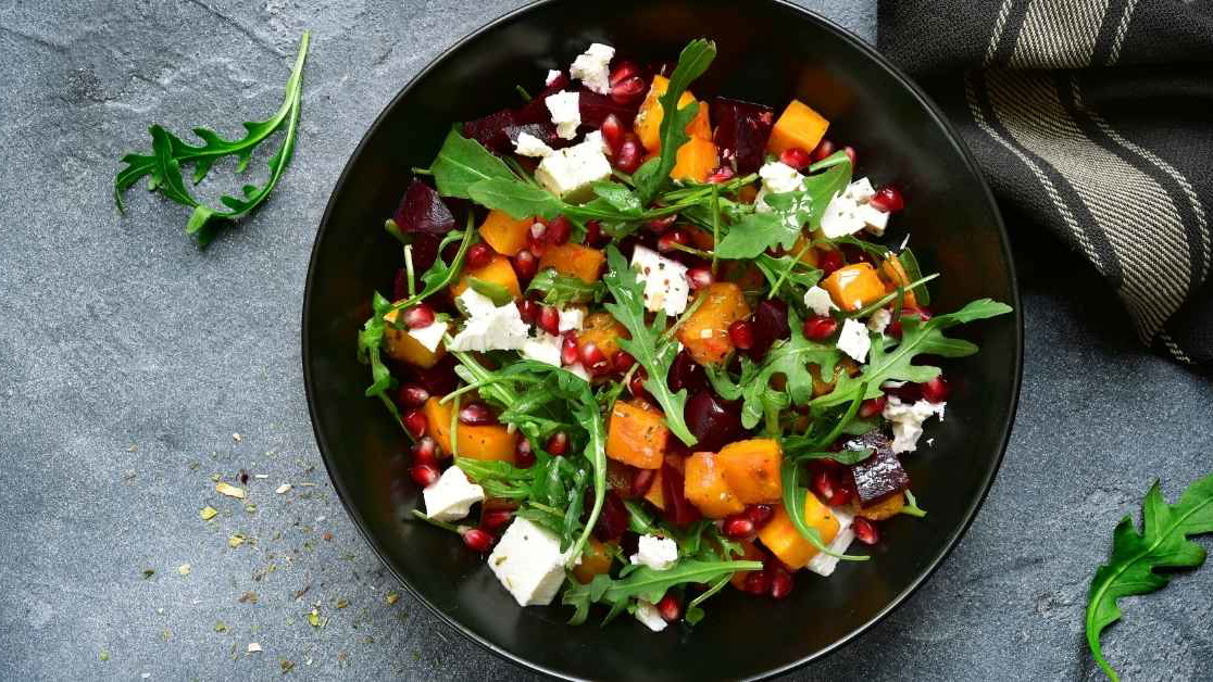 Image of 🥗 Salade de roquette, raisin du Ventoux AOP, feta & noix 🍇
