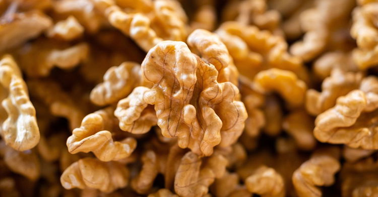 Image of 1️⃣ Noix, réveil des arômes 🔥Torréfie les noix à sec...