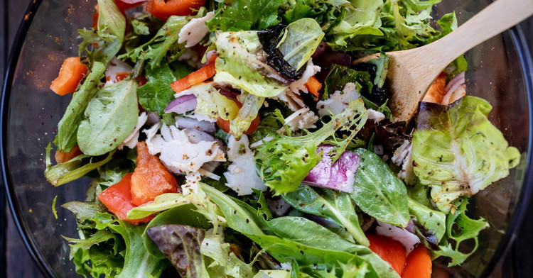 Image of 4️⃣ Assemblage 🥗Dans un grand saladier : roquette → raisins → feta → noix → oignon. Verse 2/3 de la vinaigrette, mélange délicatement (pour ne pas casser les grains). Ajuste avec le dernier tiers si besoin.