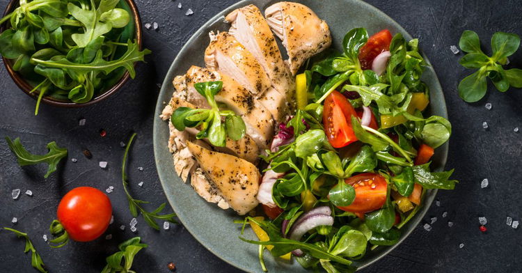 Image of 5️⃣ Finitions & service ✨Goûte, rectifie sel/poivre/acidité. Parsème de menthe...