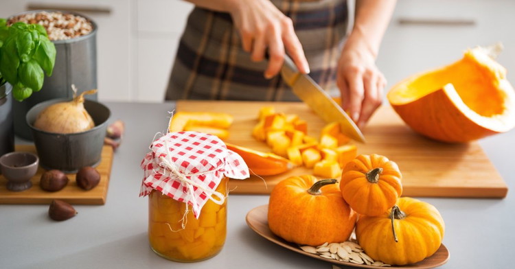 Image of 2️⃣ Cuire la courge. Ajoute potimarron, carotte et pomme de terre (si utilisées). Sale légèrement, remue 1 min, puis couvre de bouillon à hauteur. Frémis 15–18 min jusqu’à chair fondante.