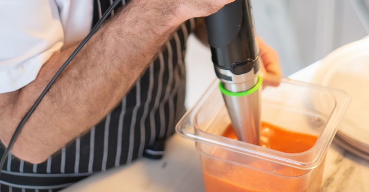 Image of 2️⃣ Mixer chaud. Verse le bouillon chaud dans le blender, ajoute le potimarron rôti (et l’oignon revenu 2 min à la poêle si tu aimes), mixe fin. Incorpore crème/coco, muscade, rectifie l’assaisonnement.