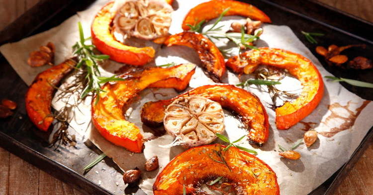 Image of 4️⃣ Service. Verse dans des bols chauds, ajoute graines de courge, noisettes, filet d’huile de noisette et une larme de crème. Un tour de piment d’Espelette et c’est le bonheur. 😋