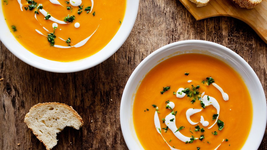(Bol crème fumant, dés de potimarron rôtis, graines de courge grillées, filet d’huile de noisette.) 📷