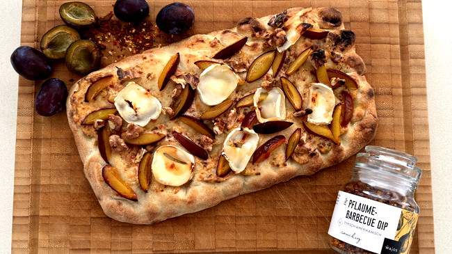 Image of Pinsa mit Pflaumen und Ziegenkäse