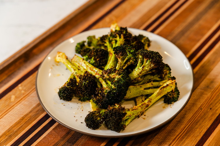 Image of Set to Air fry 375 for 10 min, once the air fryer has warmed up add 2 tablespoons of water to the bottom of the pan and then add your broccoli in an even layer. Start the machine and flip...