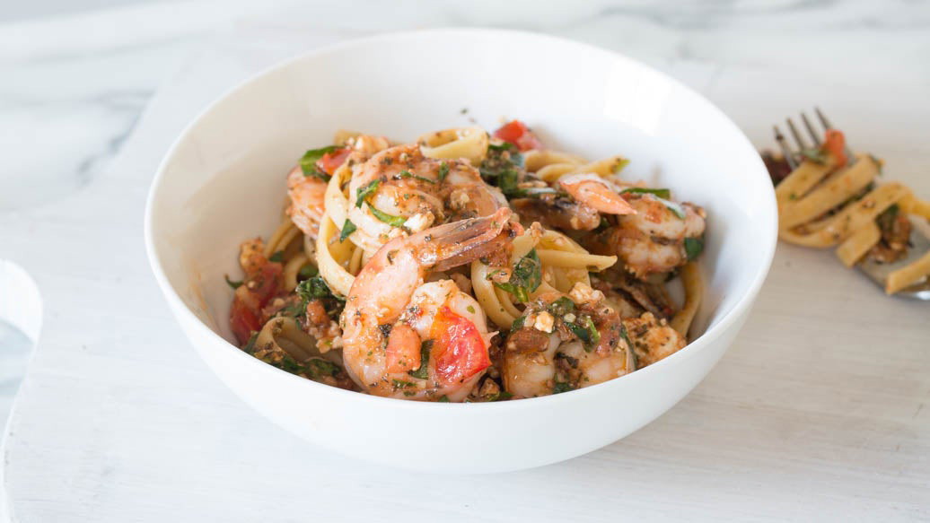 Image de Lancer de pâtes aux crevettes et au feta