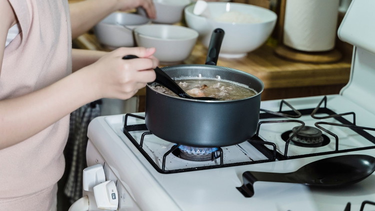 Image of 3️⃣ Mise en soupe.Ajoute le chou blanchi et les pommes de terre. Mélange 1 min. Verse le bouillon chaud, ajoute le bouquet garni. Porte à frémissement, couvre à ¾ et mijote 25–30 min à feu doux.