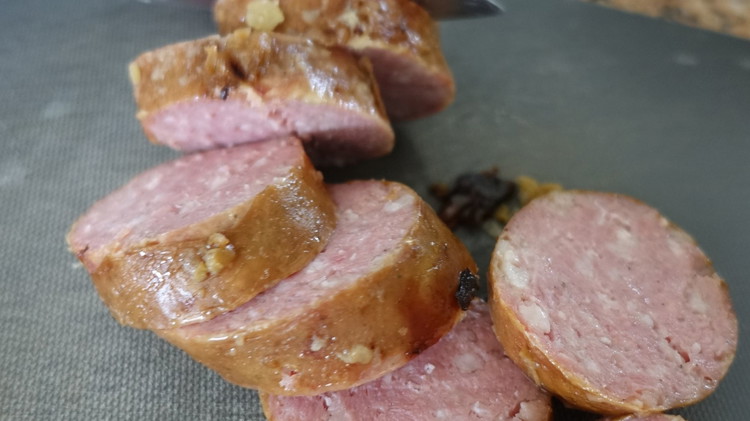 Image of 4️⃣ Fumée maîtrisée (option).Ajoute les rondelles de saucisse + lardons réservés et prolonge 10–12 min (la pomme de terre doit être tendre, le chou fondant). Sale à la fin (les charcuteries salent déjà), poivre généreusement.
