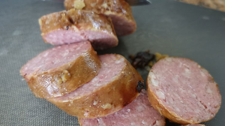 Image of 4️⃣ Fumée maîtrisée (option).Ajoute les rondelles de saucisse + lardons...