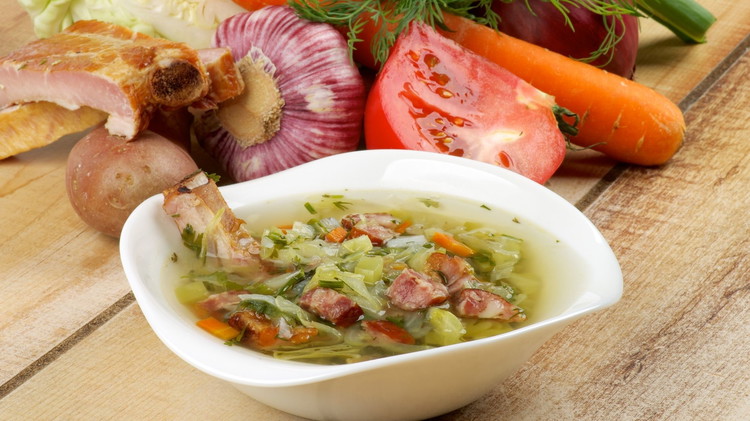 Image of 5️⃣ Service.Retire le bouquet garni. Goûte, rectifie. Sers brûlant avec croûtons, persil et une micro-noisette de moutarde dans le bol si tu aimes. 🥣