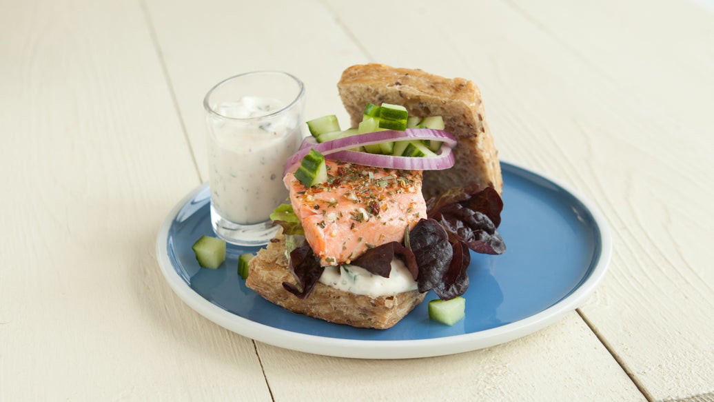 Image de Burger de saumon grillé avec sauce au concombre et à l’aneth au citron