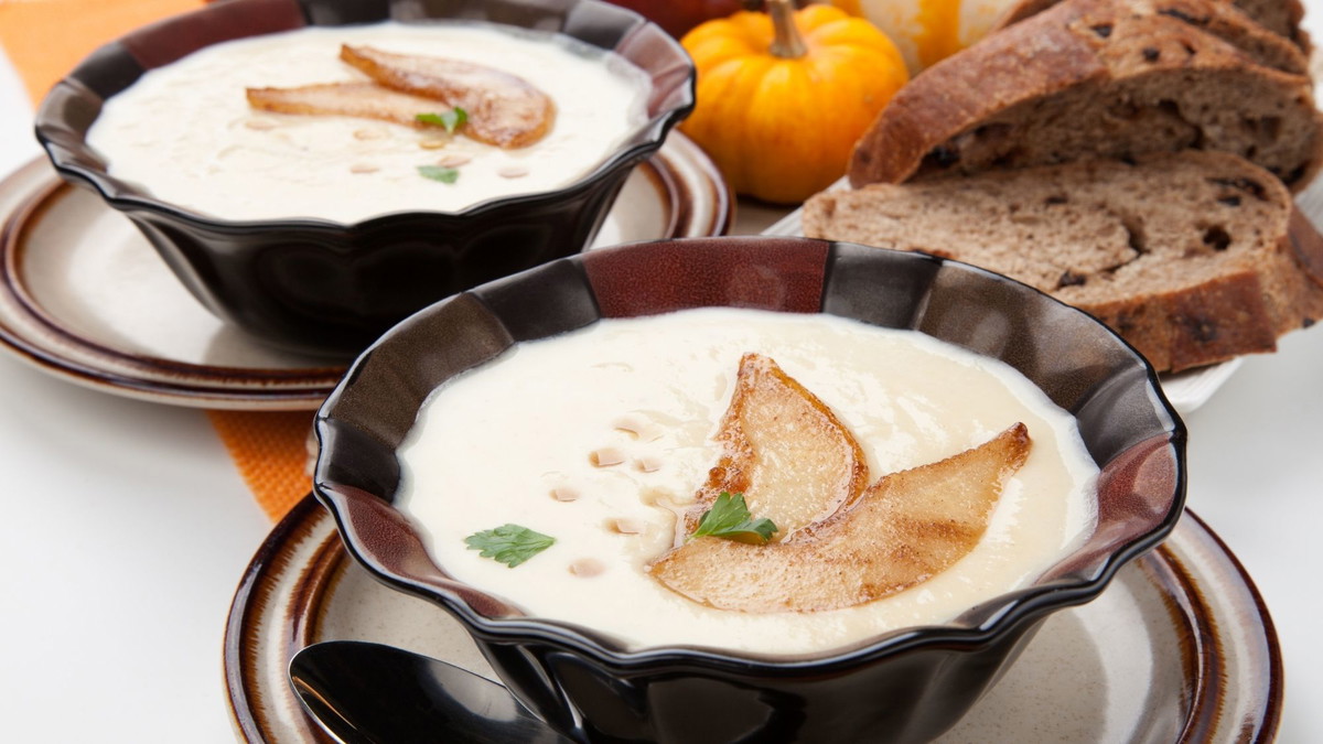 🥣 Velouté panais & poire, noisettes grillées 🌰🍐