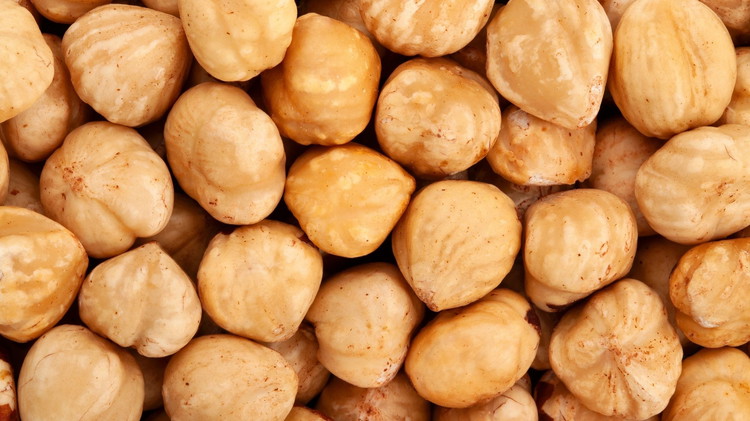 Image of 1️⃣ Torréfie les noisettes (saveur ++).Poêle sèche, feu moyen : 3–4 min jusqu’à légère coloration et odeur pralinée. Laisse refroidir, frotte dans un torchon pour ôter les peaux, concasse. 🌰