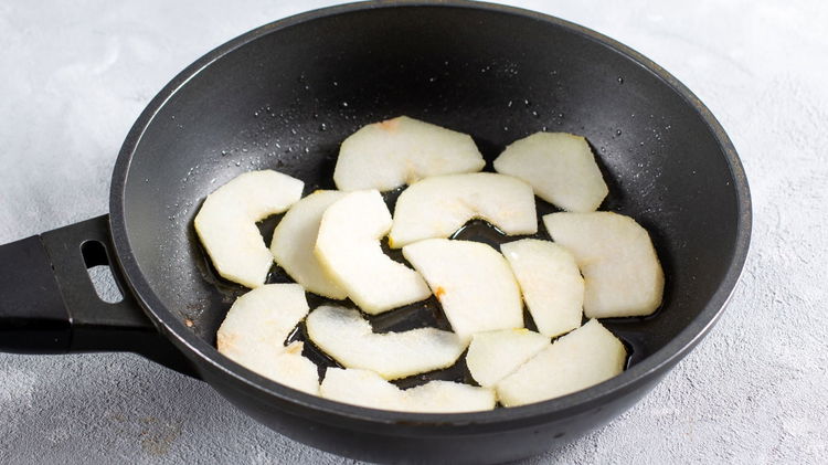 Image of 6️⃣ Finitions.Poêle chaude : lamelles de poire 30–40 s par...