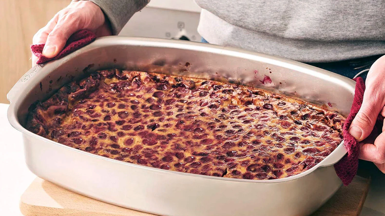 Image of Clafoutis de cerezas con almendras, miel y azahar