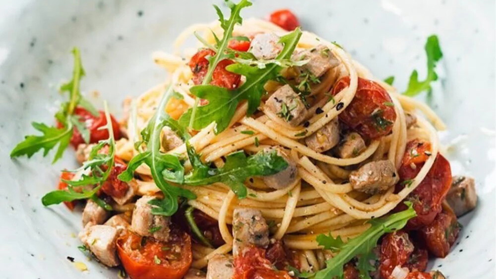 Image of Espaguetis de sémola con tomates cherry y atún fresco marinado