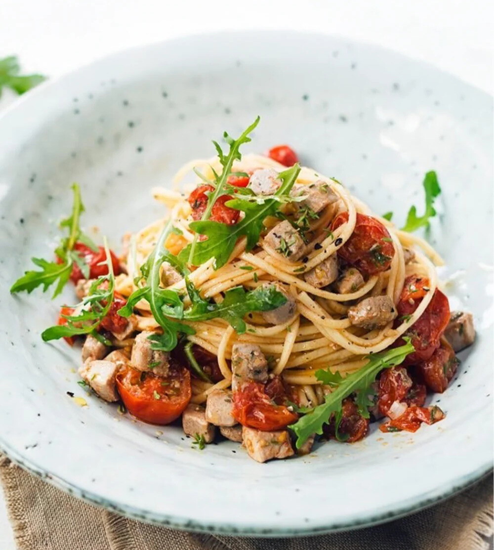 Semolina spaghetti with cherry tomatoes and marinated fresh tuna