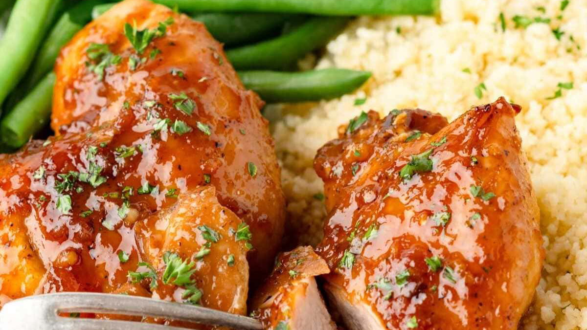Easy “Sweet & Sticky Apricot-Glazed Chicken Thighs” – One-Pan Apricot Flavor Dinner