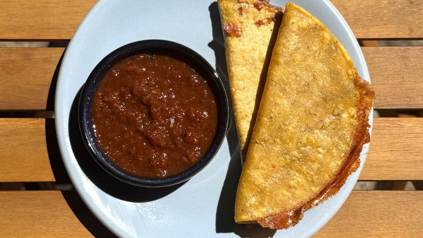 Quesadillas de alubias negras con queso