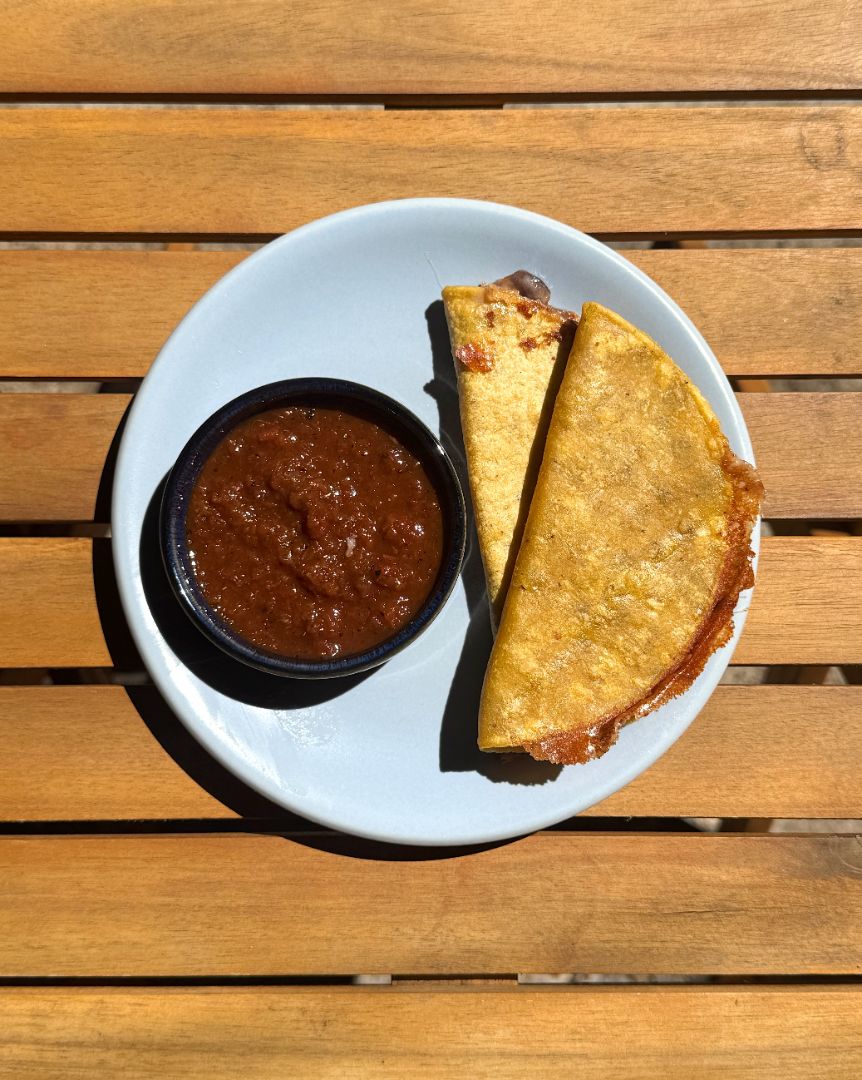Quesadillas de alubias negras con queso