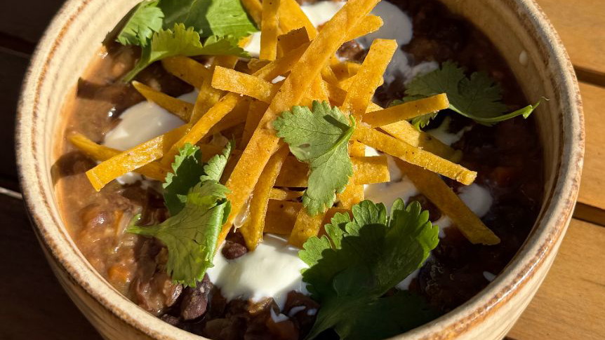 Sopa de alubias negras con cilantro y lima