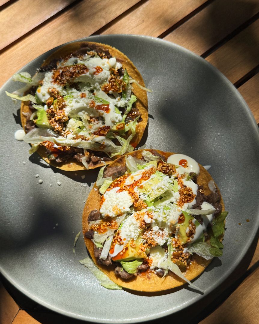 Tostadas crujientes de frijoles refritos