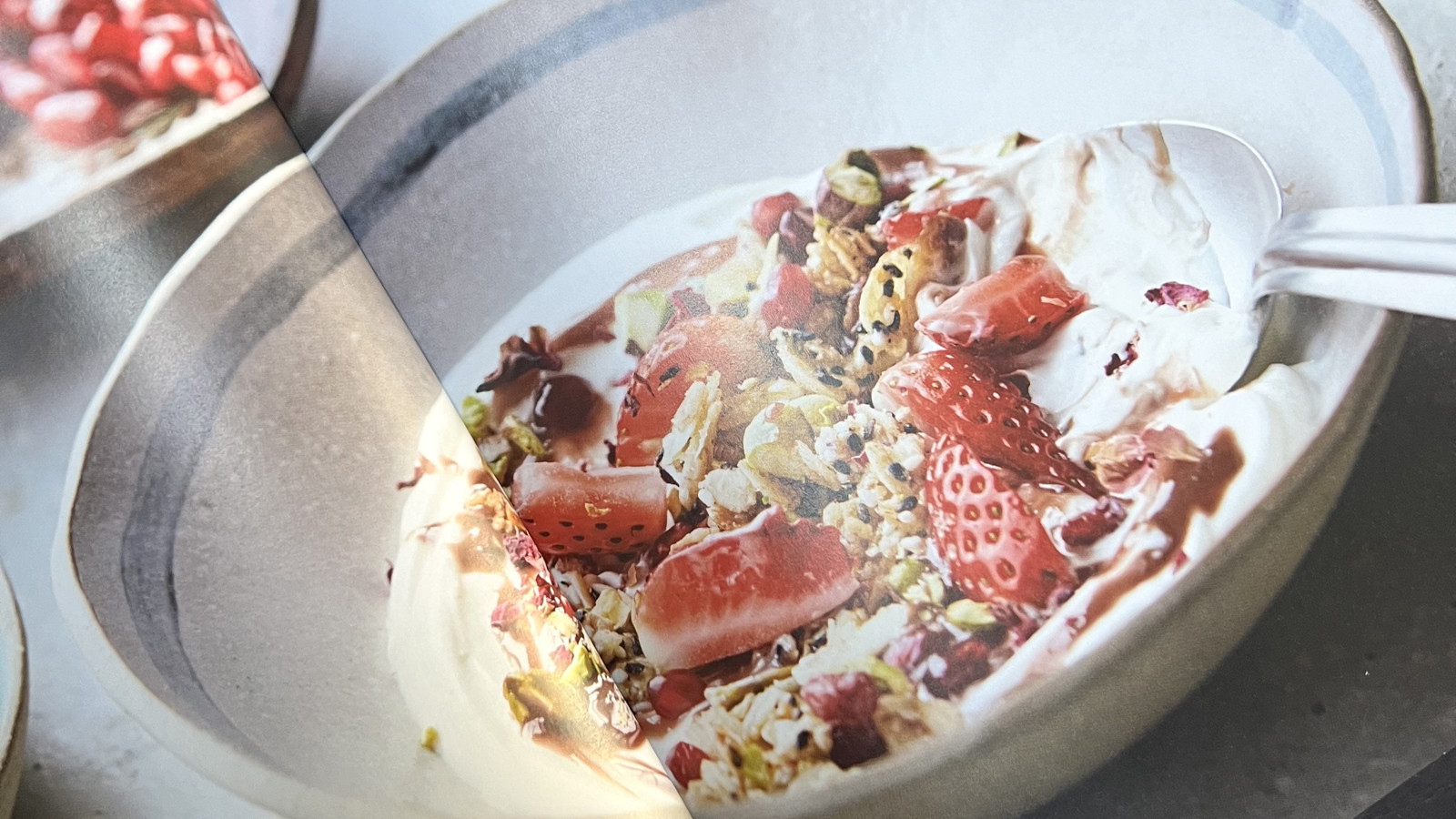 Image of Frugt og yoghurt med sesammysli og daddel-tahinsirup